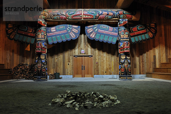 Das Smokehouse in Klemtu  religiöses Zentrum der Xia-Xia Indianer  Kanada