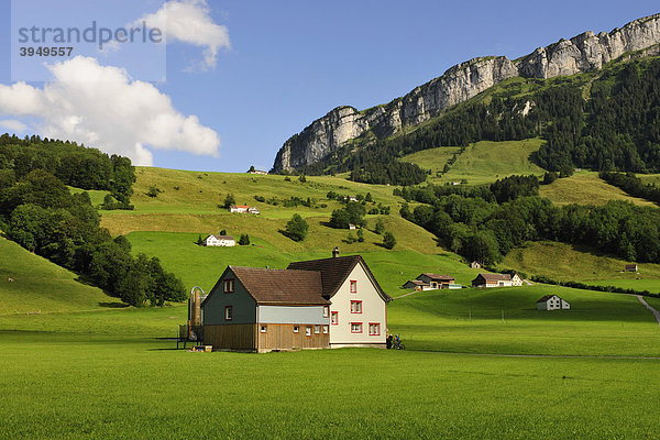 Bauernhaus im Kanton Appenzell  hinten das Alpsteingebirge  Kanton Appenzell  Schweiz  Europa