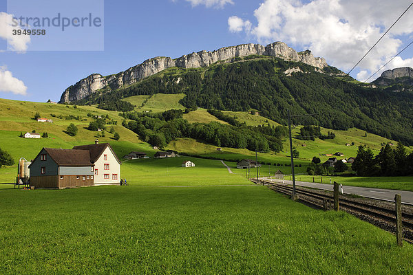 Bauernhaus im Kanton Appenzell  hinten das Alpsteingebirge  Kanton Appenzell  Schweiz  Europa
