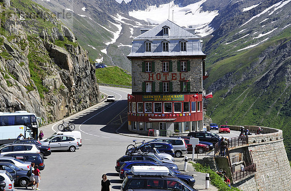 Parkplatz am Rhonegletscher mit Furkapass Straße und Hotel Belvedere hinten  Kanton Wallis  Schweiz  Europa Kanton Wallis