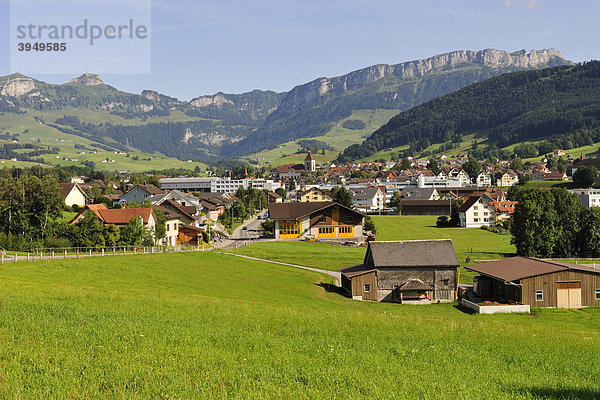 Kantonshauptstadt Appenzell  hinten das Alpsteingebirge  Kanton Appenzell  Schweiz  Europa