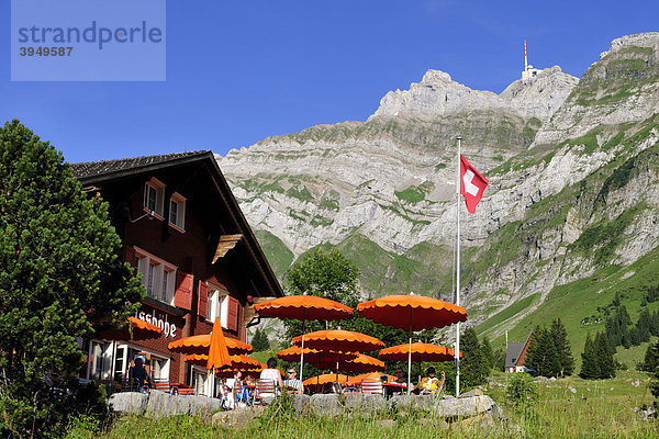 Restaurant auf der Schwägalp mit dem Säntis  dem höchsten Berg im Alpsteingebirge  hinten  Kanton Appenzell  Schweiz  Europa