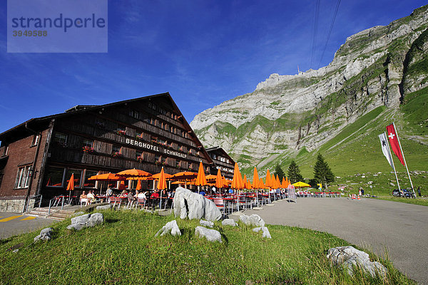 Berghotel Schwägalp mit Seilbahn vor dem Säntis  dem höchsten Berg im Alpsteingebirge  Schwägalp  Kanton Appenzell  Schweiz  Europa