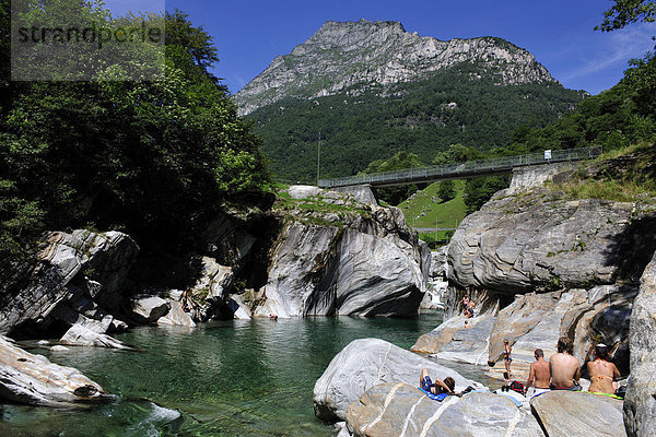 Die Verzasca fließt durch das gleichnamige Tal  Kanton Tessin  Schweiz  Europa Kanton Tessin