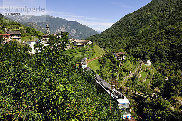 Das Tal Centovalli mit der Ortschaft Intragna und dem Zug  der nach Domodossola fährt  Kanton Tessin  Schweiz  Europa Kanton Tessin