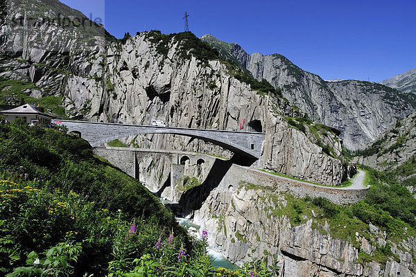 Gotthardpass Straße überquert mit der Teufelsbrücke die Reuss Schlucht  Kanton Uri  Schweiz  Europa Kanton Uri