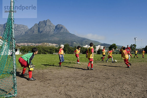 Fußballspiel einer Jugendmannschaft in Kapstadt  Südafrika  Afrika