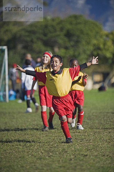 Torschütze einer Jugend-Fußballmannschaft jubelt  Kapstadt  Südafrika  Afrika