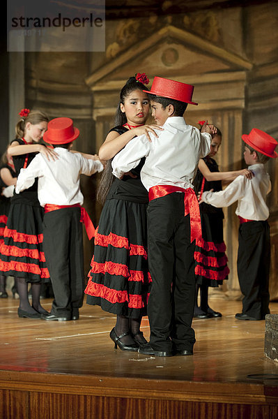 Schüler der St. George's Grammar School führen ein Theaterstück auf  Kapstadt  Südafrika  Afrika