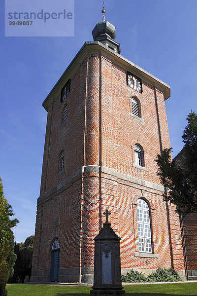 Kirchturm  evangelische Kirche in Schönberg  Probstei  Kreis Plön  Schleswig-Holstein  Deutschland  Europa