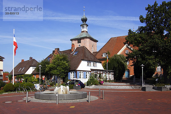 Marktplatz in Schönberg mit Brunnen  historischen Häusern  Kirche und Schleswig-Holstein Flagge  Probstei  Kreis Plön  Schleswig-Holstein  Deutschland  Europa