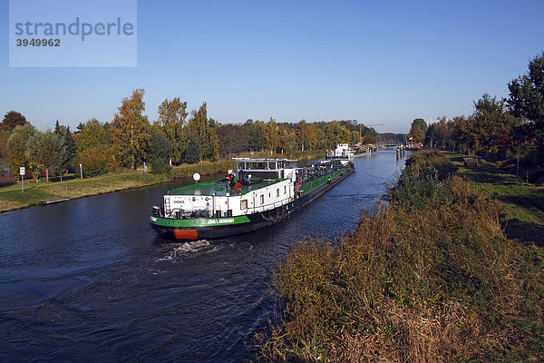 Schiffe auf Elbe-Lübeck-Kanal vor der Schleuse in Berkenthin  Kreis Herzogtum Lauenburg  Schleswig-Holstein  Deutschland  Europa