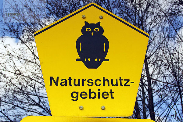 Schild Naturschutzgebiet mit Eule  Hinweisschild in der Oberalsterniederung  Wilstedt  Schleswig-Holstein  Deutschland  Europa