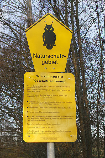 Schild Naturschutzgebiet mit Eule  Hinweisschild in der Oberalsterniederung  Wilstedt  Schleswig-Holstein  Deutschland  Europa