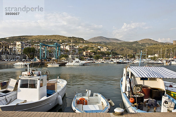 Hafen von Marina di Camerota  Nationalpark Cilento und Vallo di Diano  Unesco-Weltkulturerbe  Salerno  Kampanien  Italien  Europa