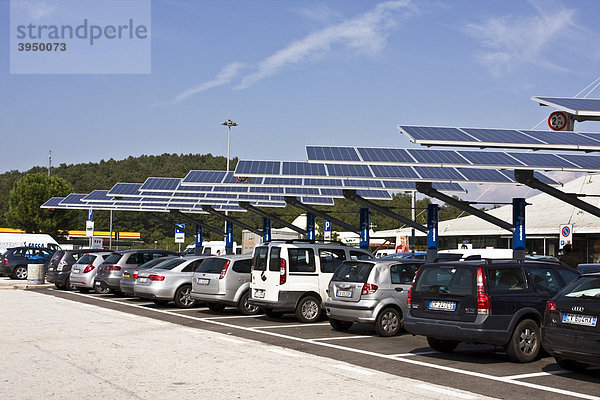 Solar-Überdachung eines Parkplatzes für die Autobahnraststätte La Macchia  in der Nähe von Rom  Lazio  Italien  Europa
