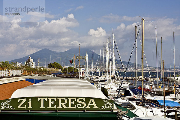 Blick auf Neapel  den Vesuv und das berühmte Restaurant Zi Teresa in Borgo Marinaro  Mergellina  Neapel  Kampanien  Italien  Europa