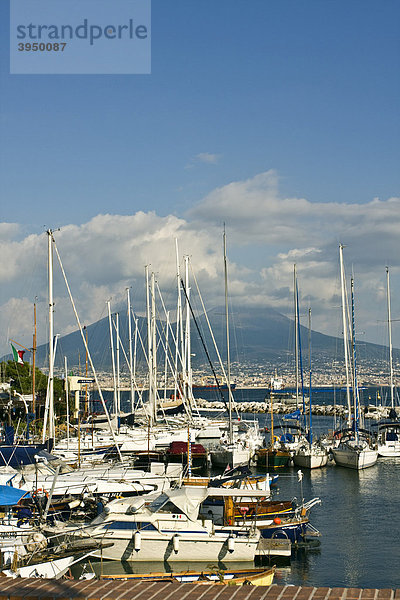 Vulkan Vesuv vom kleinen Hafen von Borgo Marinaro aus  Neapel  Kampanien  Italien  Europa