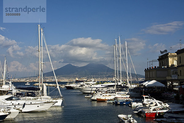 Vulkan Vesuv vom kleinen Hafen von Borgo Marinaro aus  Neapel  Kampanien  Italien  Europa