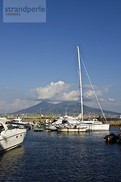Vulkan Vesuv vom kleinen Hafen von Borgo Marinaro aus  Neapel  Kampanien  Italien  Europa
