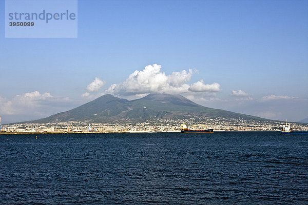 Vesuv Vulkan und Golf von Neapel  Kampanien  Italien  Europa