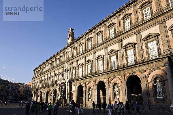 Der Königspalast von Neapel  1600  Architekt Domenico Fontana  am Piazza del Plebiscito Platz  Neapel  Kampanien  Italien  Europa