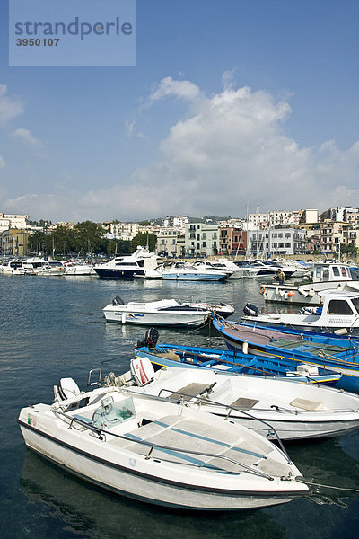 Der Hafen von Pozzuoli  Neapel  Kampanien  Italien  Europa