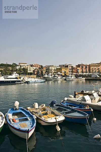 Der Hafen von Pozzuoli  Neapel  Kampanien  Italien  Europa