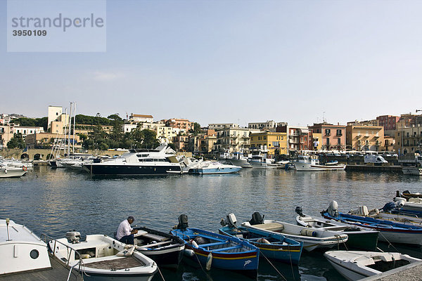 Der Hafen von Pozzuoli  Neapel  Kampanien  Italien  Europa