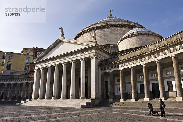 Die Kirche San Francesco di Paola  1824  neoklassizistische Architektur  auf dem Piazza del Plebiscito Platz  Wahrzeichen von Neapel  Kampanien  Italien  Europa