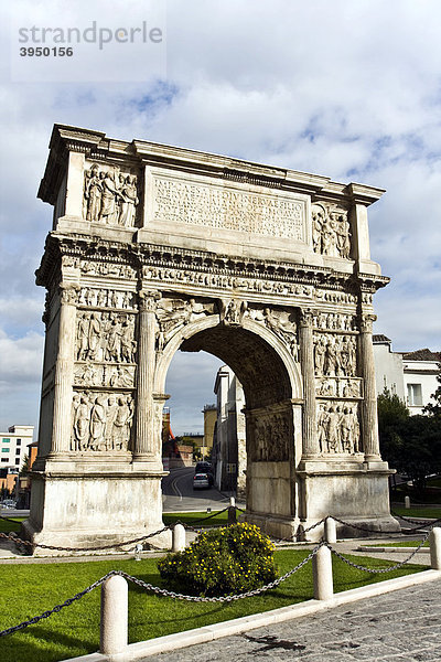 Triumphbogen des Trajan  114-117 n. Chr.  römisches Bauwerk  Benevento  Kampanien  südliches Italien  Europa