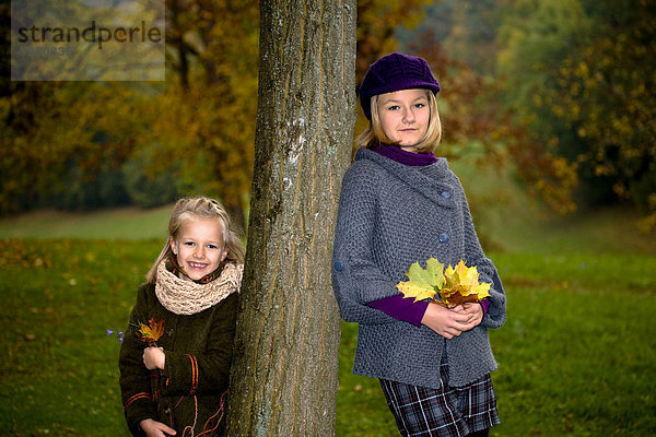 Zwei Schwestern im Herbstpark