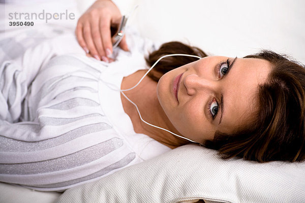Junge Frau hört Musik über den MP3-Player