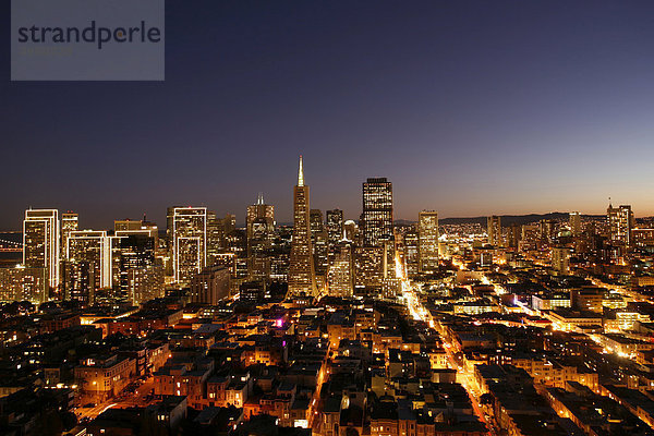 Blick vom Coit Tower bei Nacht  San Francisco  Downtown  Kalifornien  Vereinigte Staaten von Amerika  USA