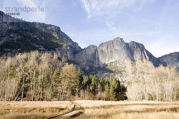 Yosemite Valley mit Blick auf Upper Yosemite Fall und Yosemite Point  Kalifornien  USA  Vereinigte Staaten von Amerika