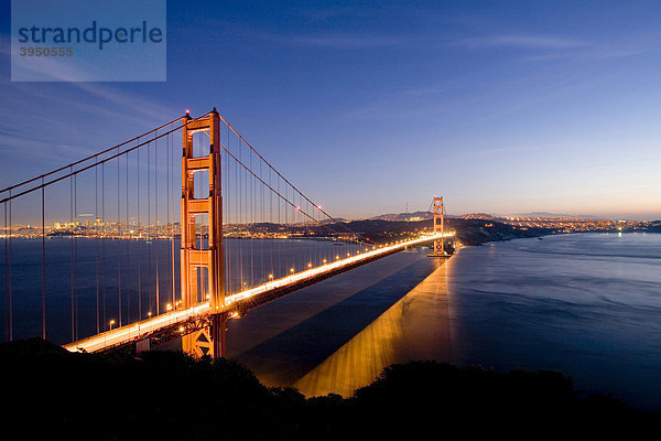 Golden Gate Bridge am Abend  San Francisco  Kalifornien  Vereinigte Staaten von Amerika  USA