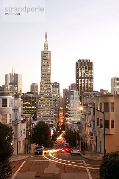 Montgomery Street am Abend  Finanzviertel  San Francisco  Kalifornien  Vereinigte Staaten von Amerika  USA
