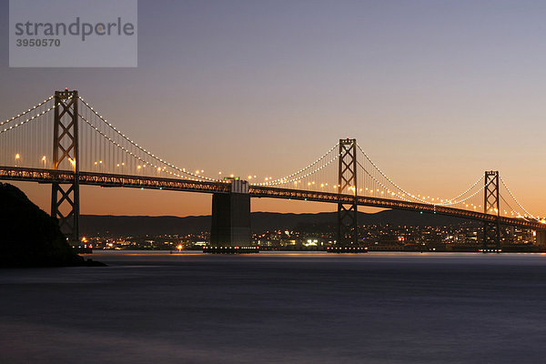 Oakland Bay Bridge am Abend  San Francisco Bay  Kalifornien  Vereinigte Staaten von Amerika  USA