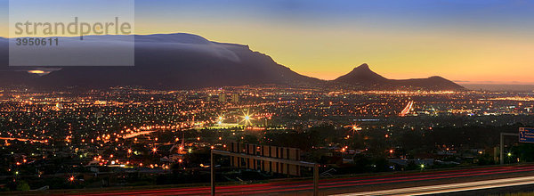 Kapstadt am Abend  Südafrika  Afrika