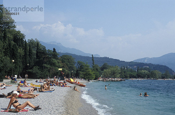 Menschen am Strand von Riva  baden  Strandleben  Gardasee  Italien  Europa
