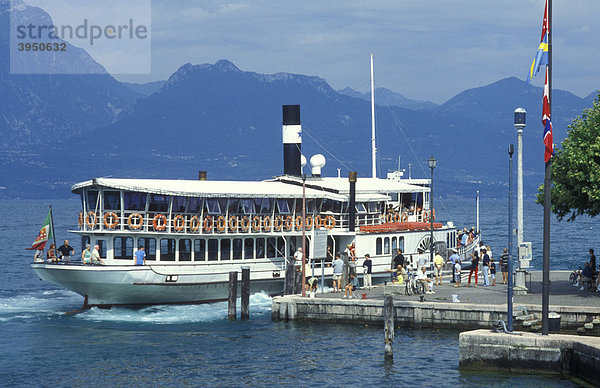 Raddampfer an der Anlegestelle in Torri del Benaco  Dampfer  Schiff  Gardasee  Italien  Europa