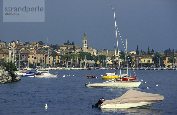 Boote an der Boje vor Toscolano Maderno  Ortsansicht  Gardasee  Italien  Europa