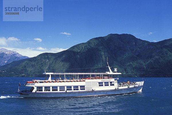 Ausflugsschiff bei Lenno  Dampfer  Comer See  Oberitalienische Seen  Lombardei  Italien  Europa