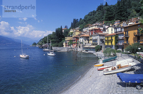 Ortsansicht von Varenna  Boote  Strand  Comer See  Oberitalienische Seen  Lombardei  Italien  Europa