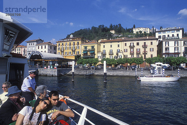 Fährschiff vor Bell·gio  Ortsansicht  Fähre  Schiff  Ausflugsschiff  Menschen  Comer See  Oberitalienische Seen  Lombardei  Italien  Europa