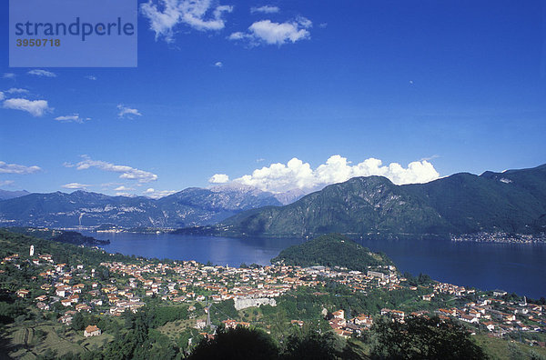 Blick von der Wallfahrtskirche Madonna del Soccorso auf Lenno  Panorama  Comer See  Oberitalienische Seen  Lombardei  Italien  Europa