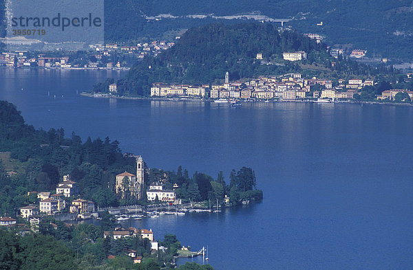 Blick auf Tremezzo im Vordergrund und Bell·gio dahinter  Panorama  Comer See  Oberitalienische Seen  Lombardei  Italien  Europa