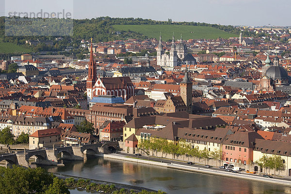 Blick von der Festung Marienburg auf Würzburg  Fluss Main  Alte Mainbrücke  Panorama  Würzburg  Franken  Bayern  Deutschland  Europa