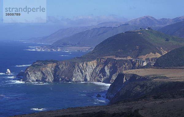 Küste bei Big Sur  Highway 1  Brücke  Meer  Küstenlandschaft  Kalifornien  Amerika  USA