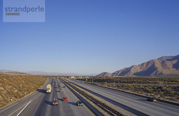 Verkehr auf dem Highway 10 bei Palm Springs  Autos  Lastkraftwagen  Straße  Wüste  Wüstenlandschaft  Kalifornien  Amerika  USA